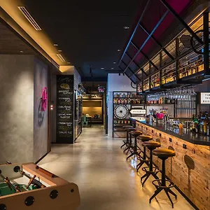 Hotel Moxy Honmachi By Marriott, Ōsaka